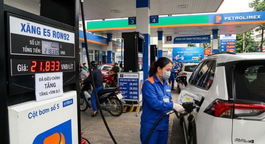 Giá xăng đồng loạt tăng từ 15h ngày 20/8, trong đó E5 RON92 tăng 598 đồng/lít và E10 RON95-III tăng 549 đồng/lít.