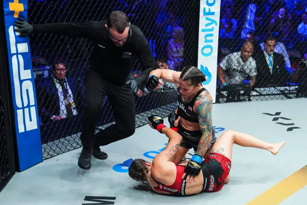 Liz Carmouche tung cú đấm trong trận gặp Jena Bishop