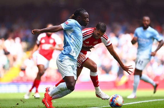 Bruno tranh bóng với Doku trong cuộc chạm trán tại Community Shield. Ảnh: Getty.