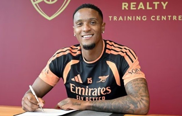 Konsa chính thức trở thành tân binh Arsenal. (Ảnh: Trang chủ Arsenal)