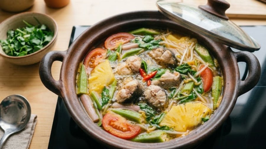 Khi cho cá vào nồi nước lạnh rồi mới bật bếp, quá trình tăng nhiệt từ từ sẽ khiến các chất gây tanh trên bề mặt cá không đông tụ ngay mà hòa vào nước, khiến mùi tanh trở nên rõ hơn.