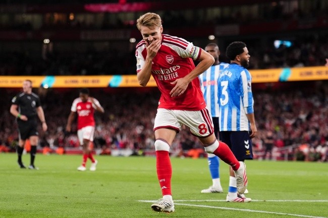 Martin Odegaard - 8.0 điểm. Nhạc trưởng của đội bóng một lần nữa tỏa sáng rực rỡ. Odegaard là linh hồn trong mọi đợt tấn công của Arsenal với những đường chuyền xé toang hàng thủ đối phương. Odegaard là tác giả bàn thắng ấn định tỷ số 3-0 cho Arsenal.