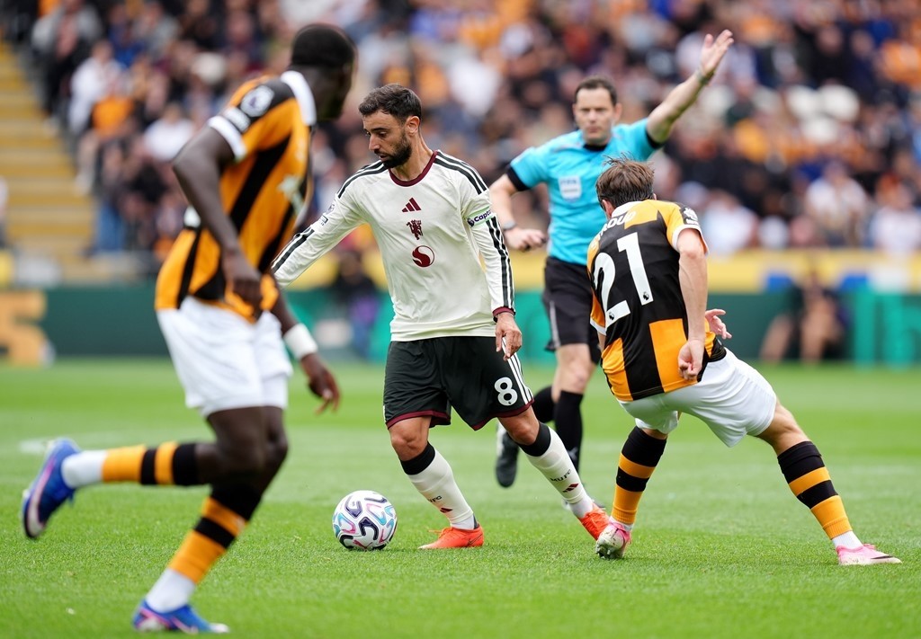 Man Utd bế tắc trước hàng thủ kỷ luật của Hull City. Ảnh: Sky Sports.