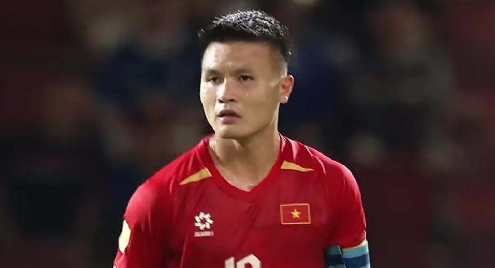 Nguyễn Quang Hải có cú volley chân trái thần sầu, giúp Việt Nam nâng tỷ số lên 2-0 trước Thái Lan. Ảnh chụp màn hình (FPT).
