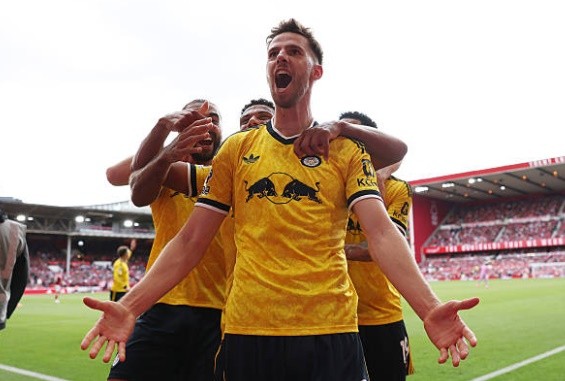Anton Stach sắm vai người hùng của Leeds. Ảnh: Getty.