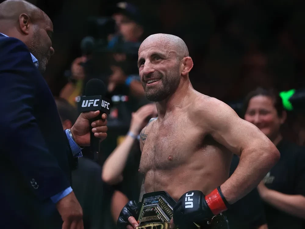 Alexander Volkanovski talks with Daniel Cormier at UFC 325