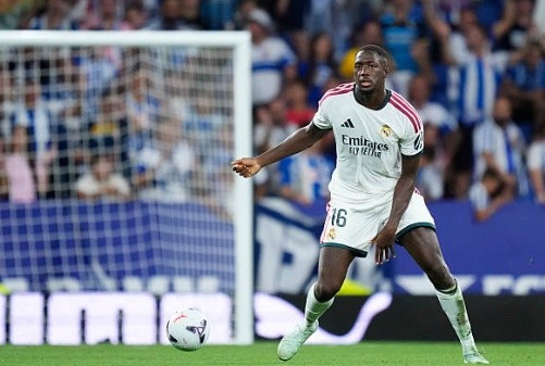 Ibrahima Konate – 7.2: Thể hiện sự mạnh mẽ trong các pha tranh chấp tay đôi và khả năng đọc tình huống tốt. Konate là chốt chặn đáng tin cậy, hóa giải hầu hết các nỗ lực hãm thành của các tiền đạo Espanyol bằng thể hình vượt trội.