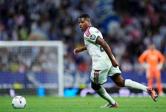 Denzel Dumfries – 7.0: Được tin tưởng đá chính thay cho Alexander-Arnold, Dumfries đã hoàn thành tốt nhiệm vụ phòng ngự. Anh duy trì được sự kỷ luật và có những pha tắc bóng chính xác để ngăn chặn các đợt phản công của đội khách.