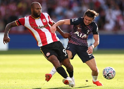 Tottenham hoàn toàn choáng ngợp trước lối chơi đầy khoa học của Brentford. Ảnh: Getty.