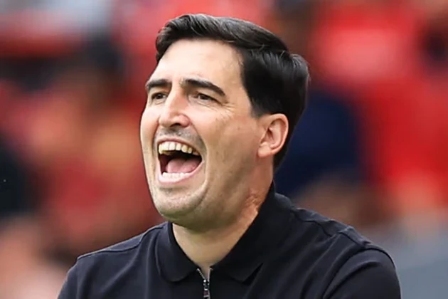 HLV Iraola đang cố gắng áp dụng triết lý của bản thân vào Liverpool. Ảnh: Getty Images