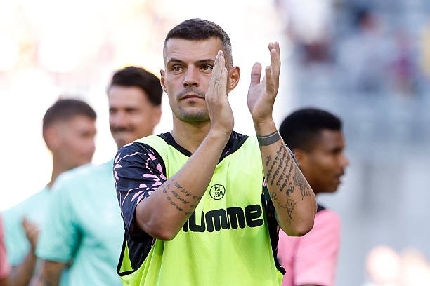 Granit Xhaka quyết định ở lại Sunderland dù được Chelsea quan tâm. Ảnh: Getty Images