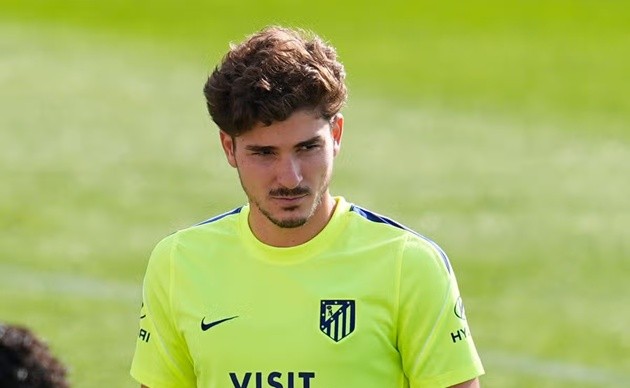 Alvarez bị CĐV Atletico la ó ở trận tiếp đón Villarreal. (Ảnh: Yahoo.Sports)