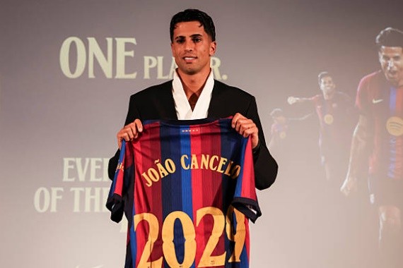 Cancelo có thể sẽ đảm nhận vị trí hậu vệ trái của Barca mùa giải năm nay. Ảnh: Getty.