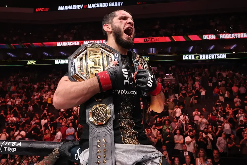 Islam Makhachev ăn mừng chiến thắng tại UFC 330