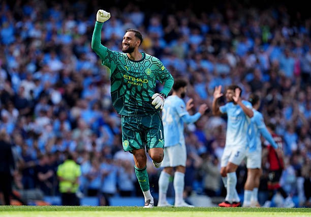Gianluigi Donnarumma: Thi đấu tập trung và có những pha cứu thua xuất sắc trong hiệp 1 để giúp Man City tránh khỏi việc bị thủng lưới thêm - 7.4 điểm.