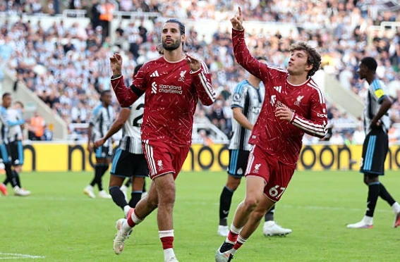 Dominik Szoboszlai gỡ hòa 2-2 cho Liverpool. Ảnh: Getty.