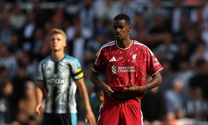 Alexander Isak - 6.6 điểm: Isak có một ngày thi đấu áp lực khi phải đối đầu với đội bóng cũ. Tiền đạo này tỏ ra đơn độc trên hàng công và thiếu đi sự sắc bén thường thấy. 