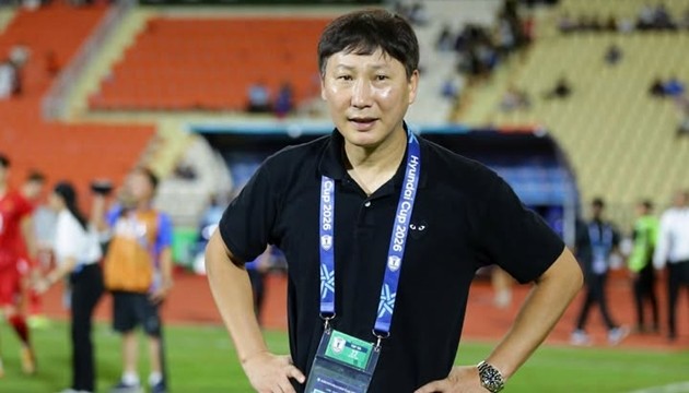 HLV Kim Sang-sik yêu cầu các học trò tập trung tối đa. Ảnh: Getty Images
