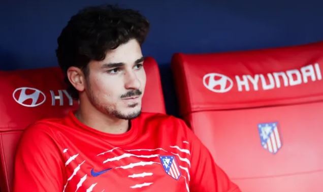 Julian Alvarez được HLV Simeone bảo vệ. Ảnh: Getty Images.