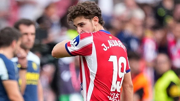 Arsenal khó hoàn tất thương vụ vì Alvarez hướng về Barca. (Ảnh: The Sun)