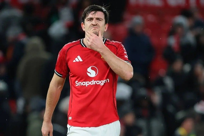  Maguire không lên xe bus cùng toàn đội sau trận thua Hull City. Ảnh: Getty.