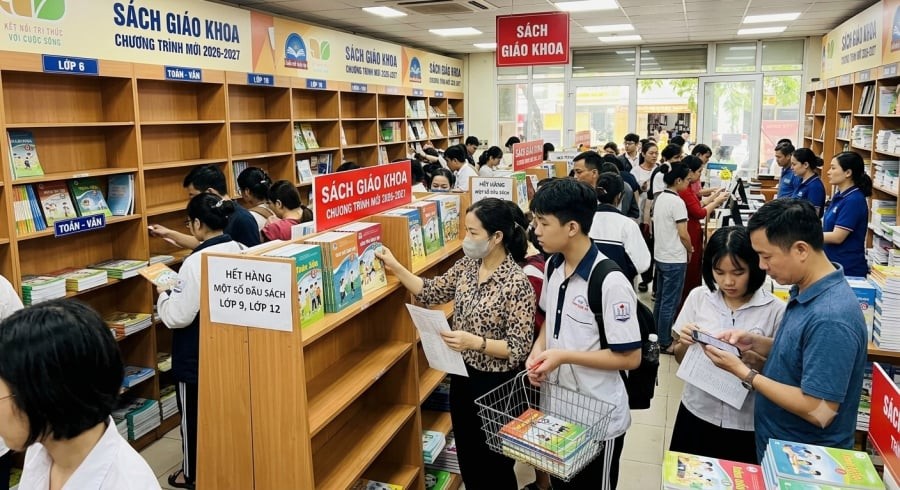 Phụ huynh tìm mua sách giáo khoa trước thềm năm học mới trong bối cảnh nguồn cung một số đầu sách đang khan hiếm.
