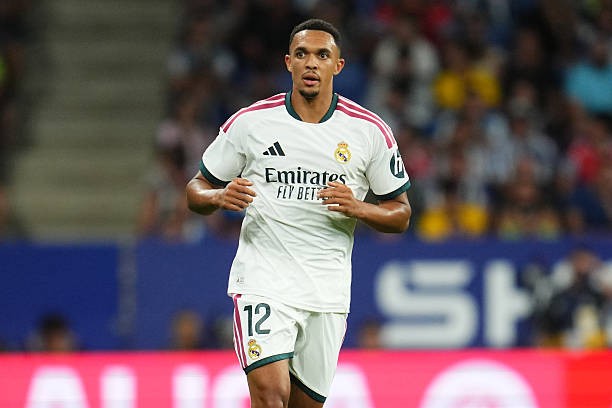 Alexander-Arnold đã ngồi dự bị ở vòng đấu mở màn La Liga. Ảnh: Getty Images. 