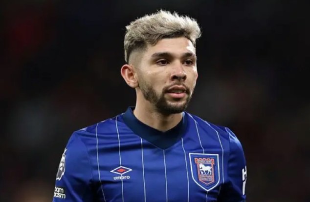 Julio Enciso được dự báo gây khó khăn cho tuyến giữa của Man United. Ảnh: Getty.