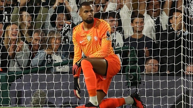 Sanchez nhận chỉ trích vì 2 bàn thua trước Fulham. (Ảnh: Goal)