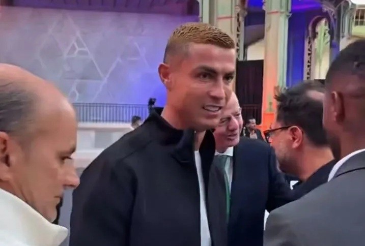 Ronaldo vừa chạm mặt Infantino. Ảnh: cắt từ video.