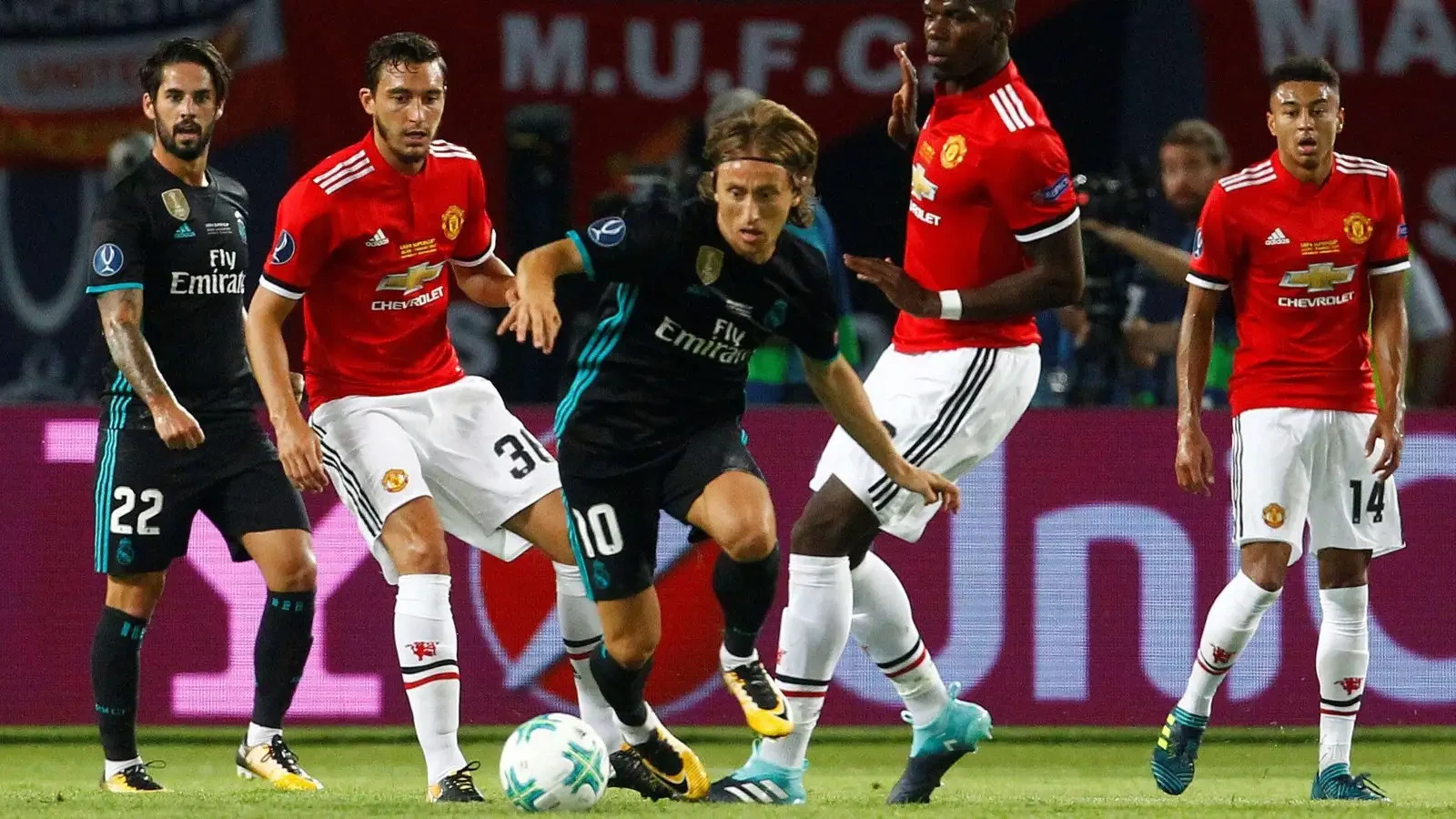 Từ bị hoài nghi, Modric hóa người hùng tại Old Trafford. Ảnh: Football365.