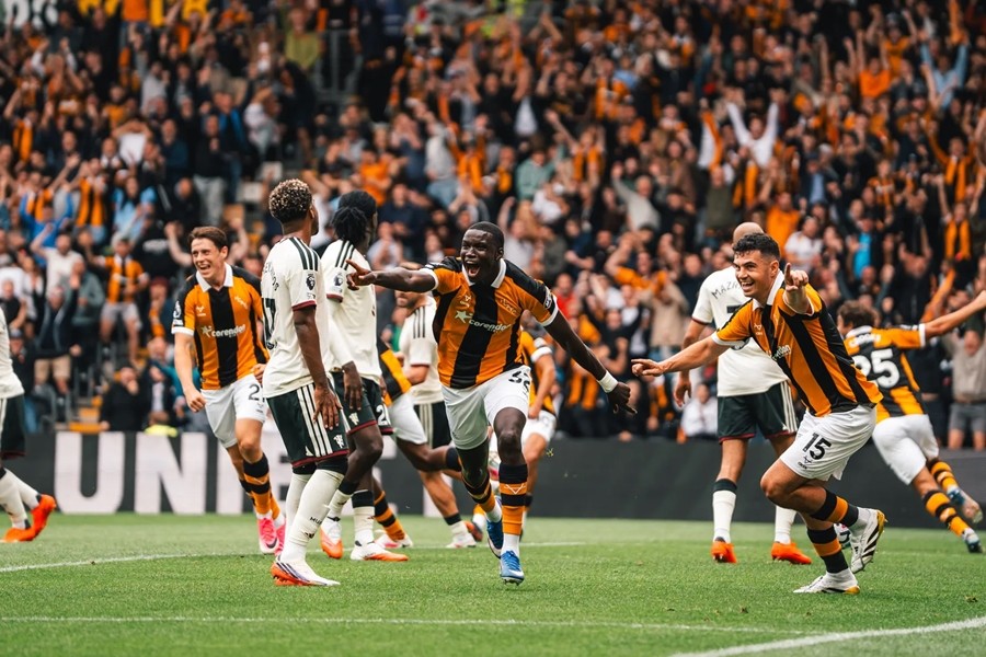 Hull vừa có chiến thắng trước Man Utd vẫn không được Neville đánh giá cao. Ảnh: Hull City AFC.