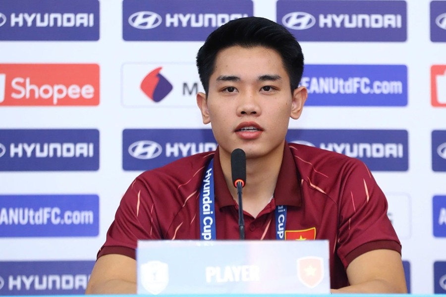 Nguyễn Đình Bắc trả lời truyền thông trong phòng họp báo. Ảnh: VFF.