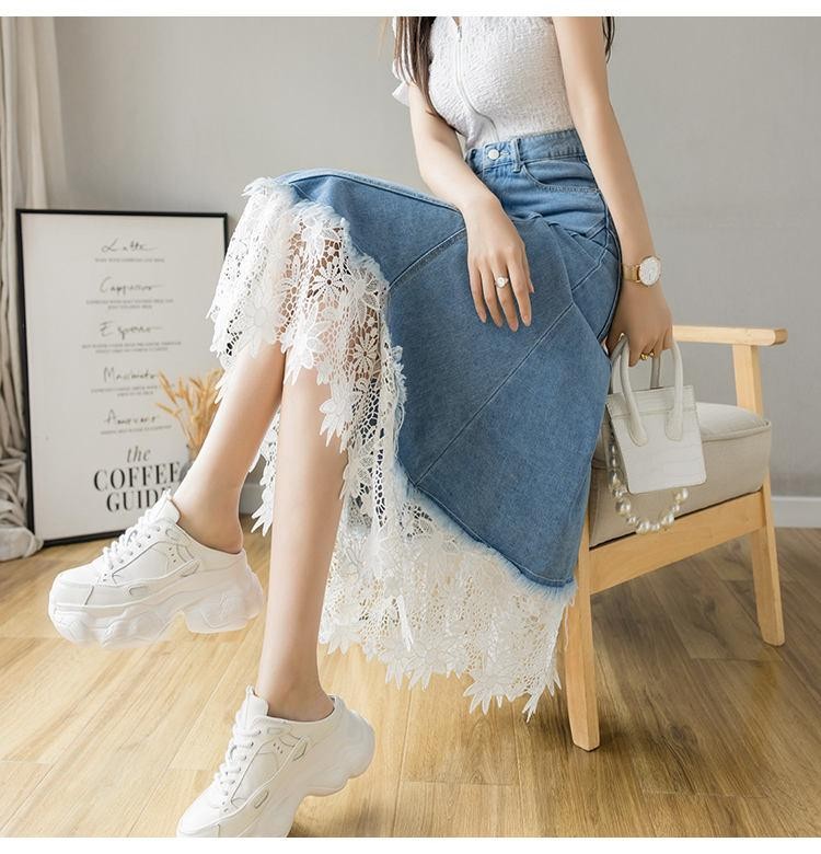Một chút ren ở viền áo hay lớp áo bên trong cũng đủ tạo điểm nhấn nữ tính cho set đồ denim quen thuộc.