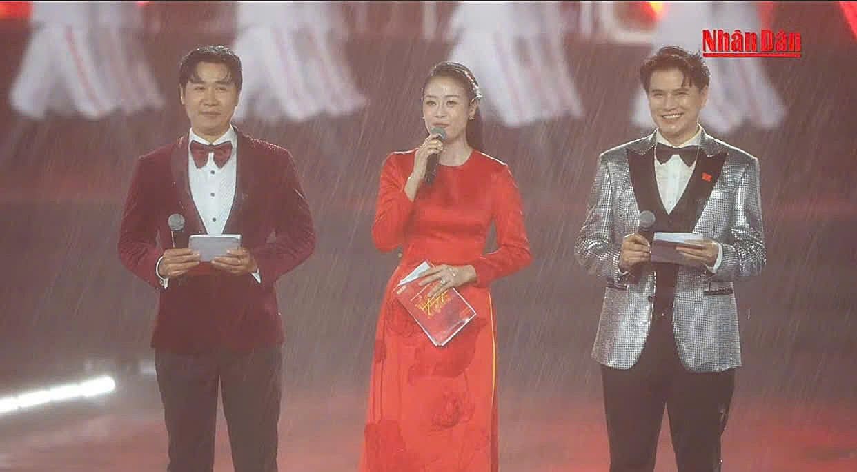 Vũ Mạnh Cường chào trong mưa 6.jpg
