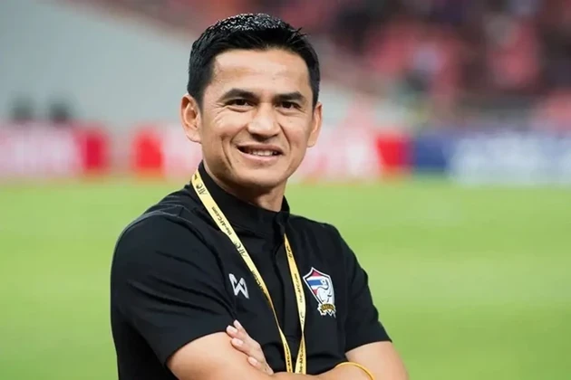 Cựu danh thủ Kiatisuk động viên các cầu thủ Thái Lan trước cuộc tái đấu Việt Nam. Ảnh: GOAL