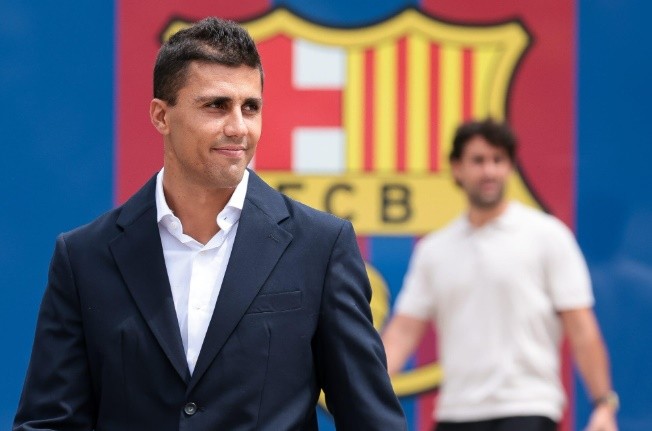Man City đang loay hoay tìm phương án thay thế Rodri - người đã gia nhập Barca. Ảnh: Getty.