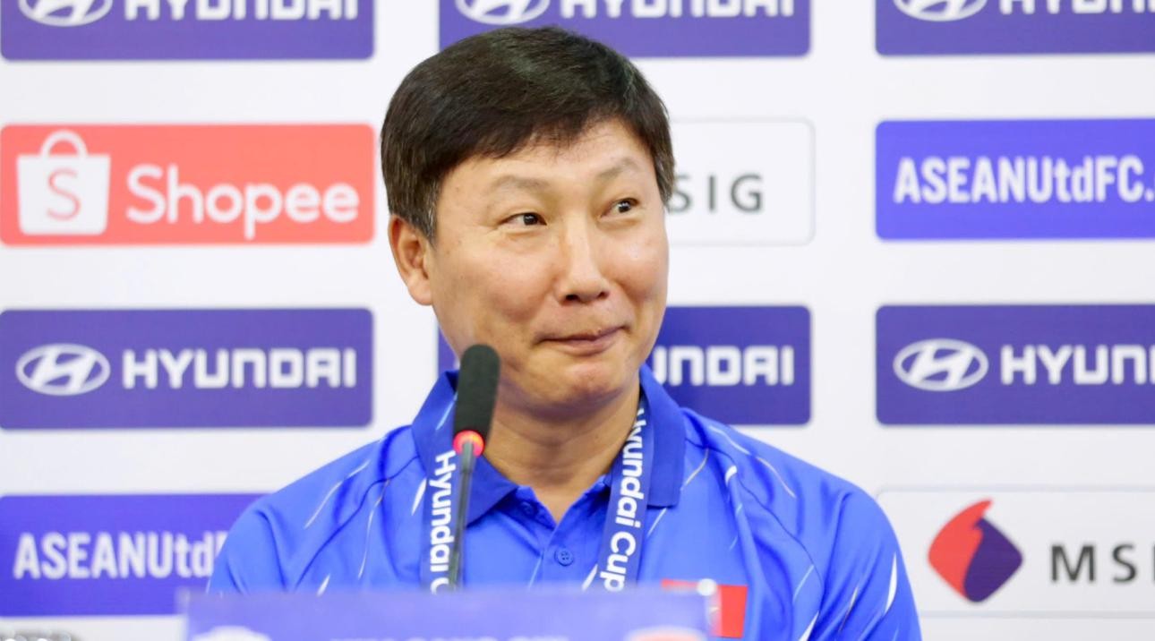 Ông Kim Sang-sik nói đùa về việc phải tắt điện thoại vì bị xin vé. Ảnh: VFF
