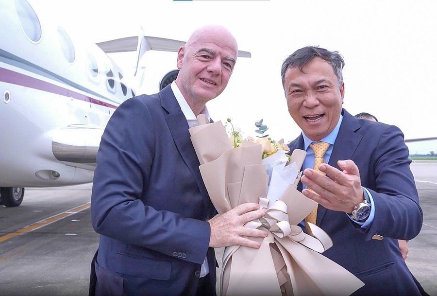 Chủ tịch FIFA Gianni Infantino đặt chân đến Hà Nội. Ảnh: VFF.