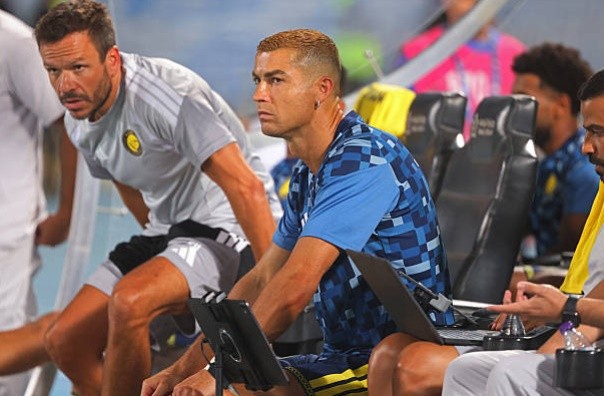 Ronaldo bày tỏ sự bất mãn khi bị thay ra. Ảnh: Getty.