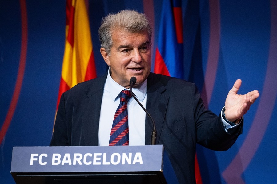 Chủ tịch Joan Laporta công khai tham vọng chiêu mộ Julian Alvarez. Ảnh: Barcelona FC.