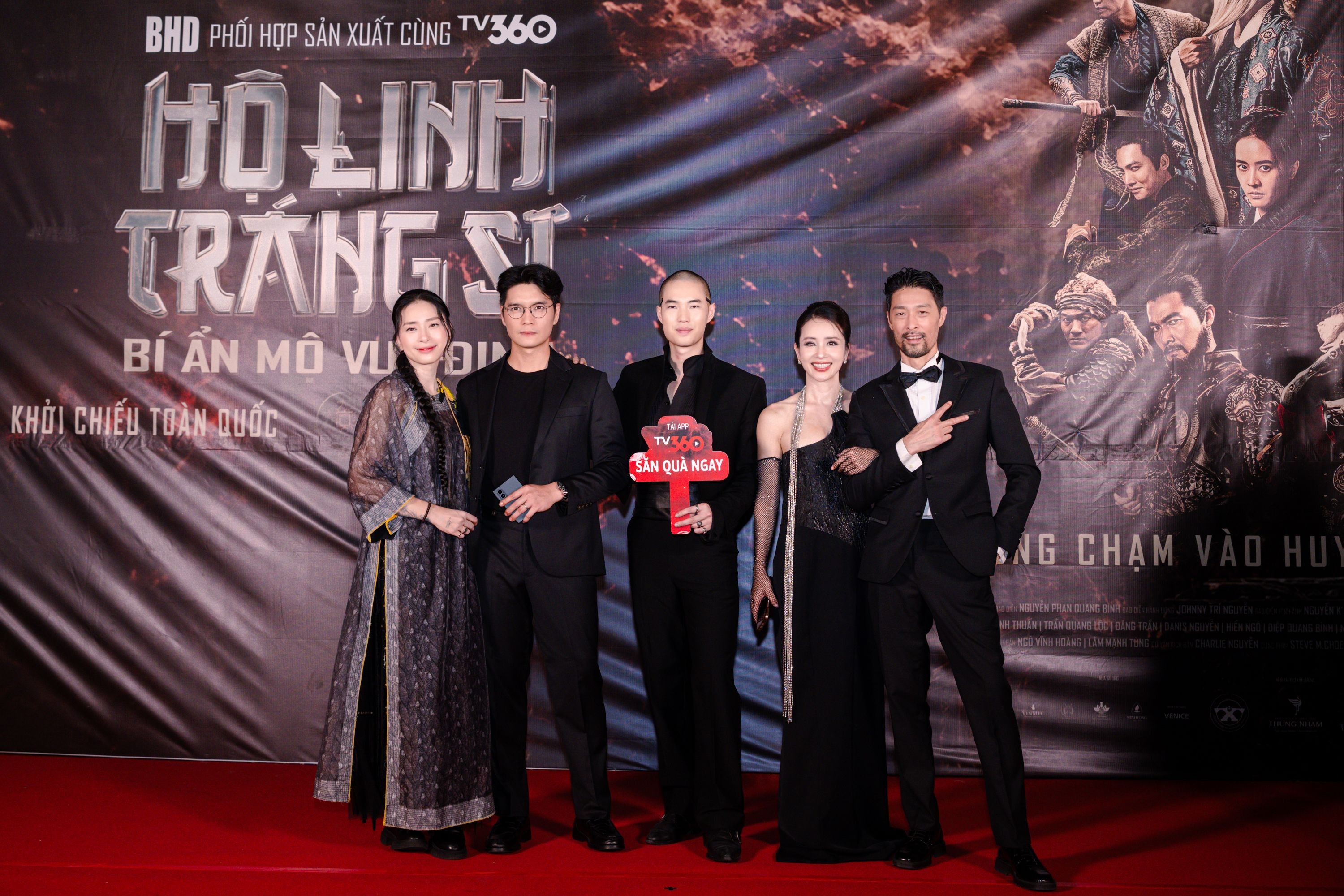 Dàn diễn viên cùng Ngô Thanh Vân và Huy Trần.jpg