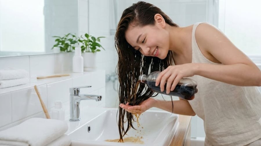 Gội đầu bằng coca có thể giúp loại bỏ dầu thừa, bụi bẩn, giúp tóc bồng bềnh hơn.