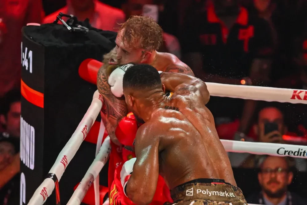 Jake Paul lĩnh đòn từ Anthony Joshua