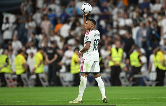 Kylian Mbappé (9.4 điểm): Màn trình diễn rực sáng đạt điểm số cao nhất trận khi một mình ghi cú hat-trick hoàn hảo nhấn chìm đối thủ.