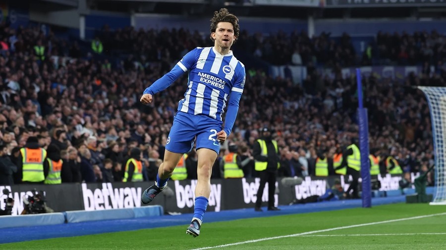 Ferdi Kadioglu là lựa chọn an toàn hơn. Ảnh: Brighton & Hove Albion FC.