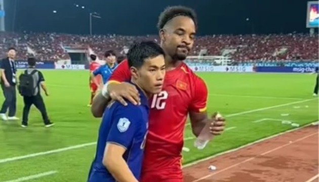 Đội trưởng tuyến Thái Lan chủ động đến bắt tay Xuân Son. Ảnh: ASEAN United FC