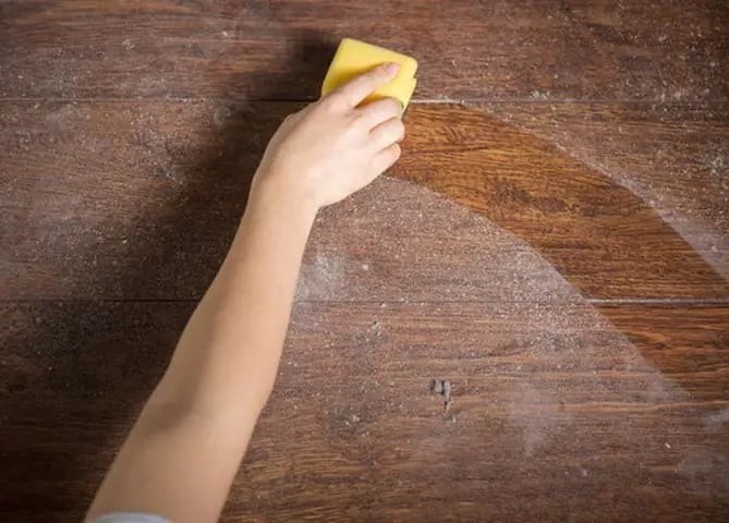 Thời tiết nồm ẩm, mưa nhiều hoặc độ ẩm trong nhà tăng cao là điều kiện lý tưởng để nấm mốc phát triển. 