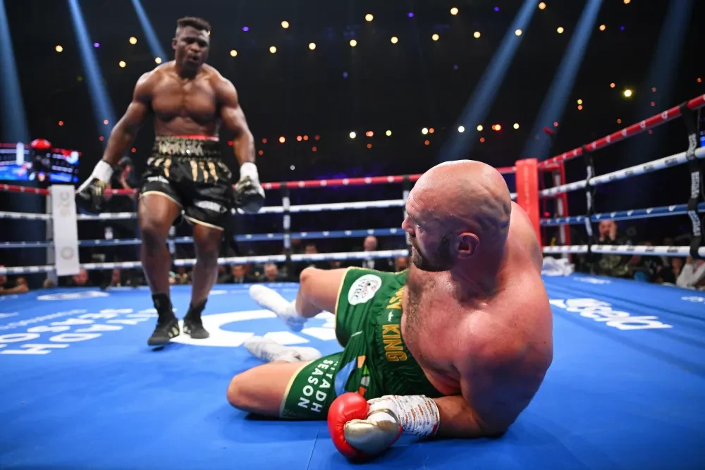 Francis Ngannou đấm ngã Tyson Fury