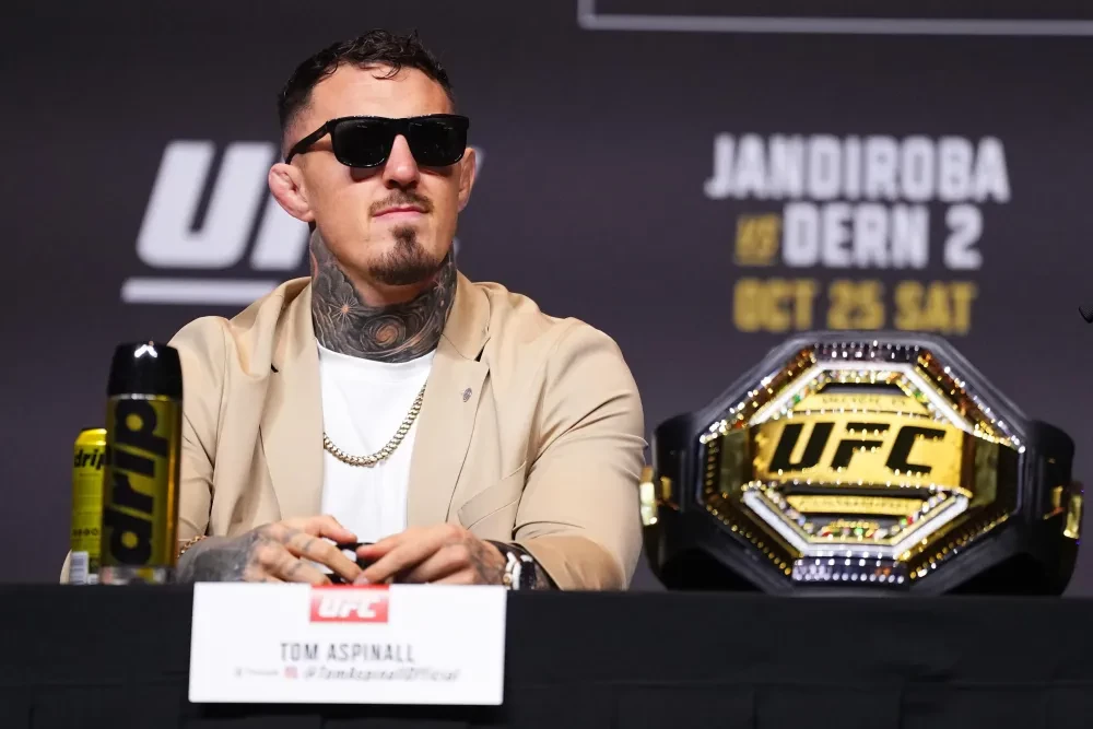 Tom Aspinall tại buổi họp báo UFC 321